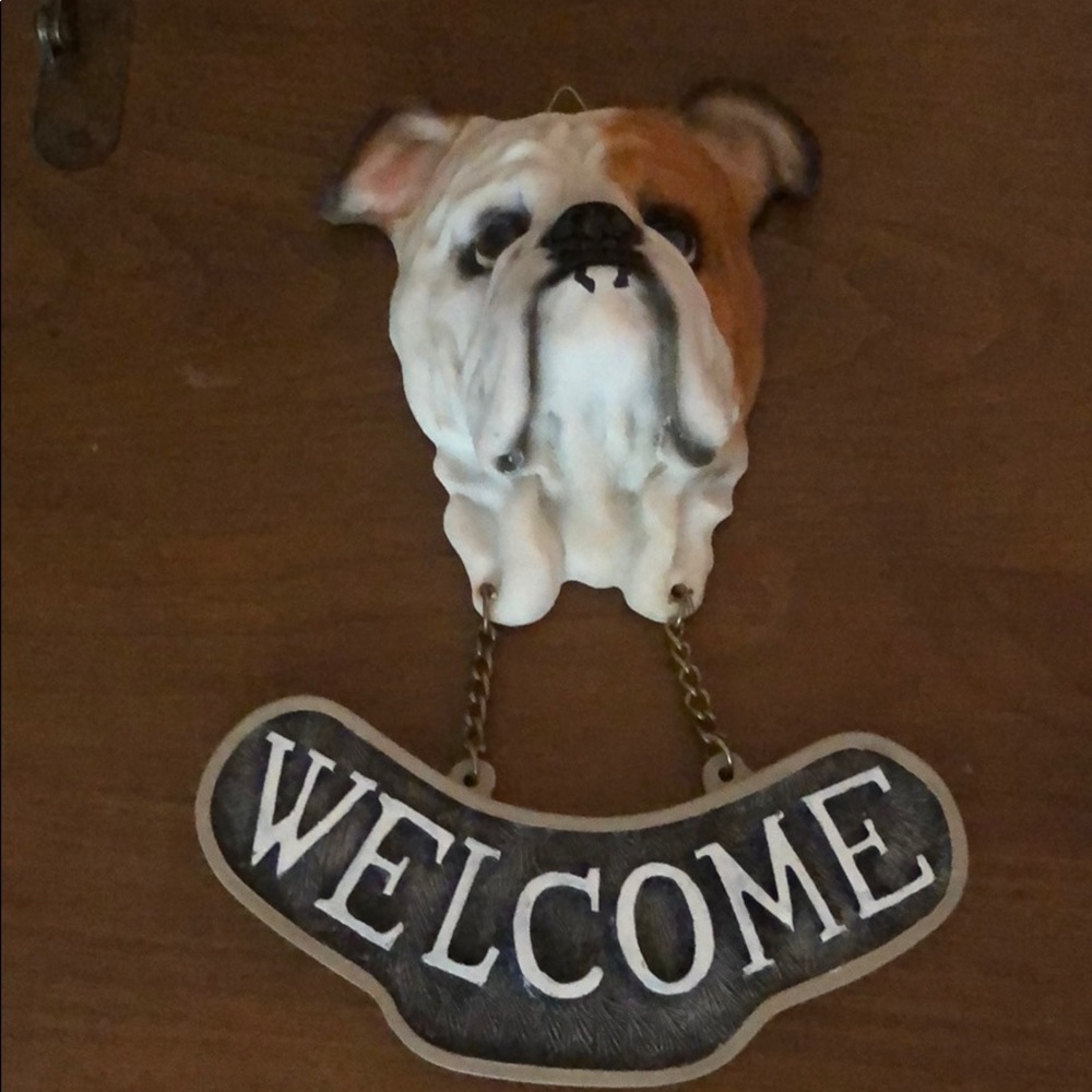 Bulldog welcome sign
